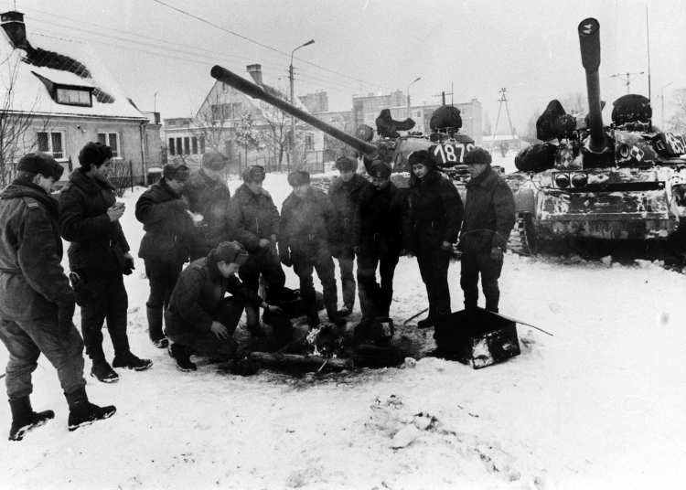 Czołgi na ulicach po wprowadzeniu stanu wojenneg. Fot. PAP/Ireneusz Sobieszczak