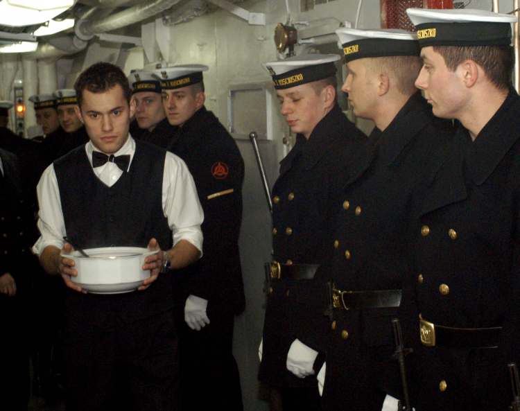 Gdynia, 22.12.2002."Idzie" świąteczny barszcz z uszkami. Podczas świąt Bożego Narodzenia nie wszyscy marynarze wyjeżdżają do swoich domów. Dla tych, którzy pozostaną na okrętach kucharze przygotują świąteczne potrawy. Fot. PAP/Stefan Kraszewski.