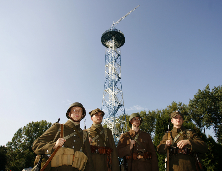 Grupa rekonstruktorów przed katowicką wieżą spadochronową. Fot. PAP/Andrzej Grygiel 