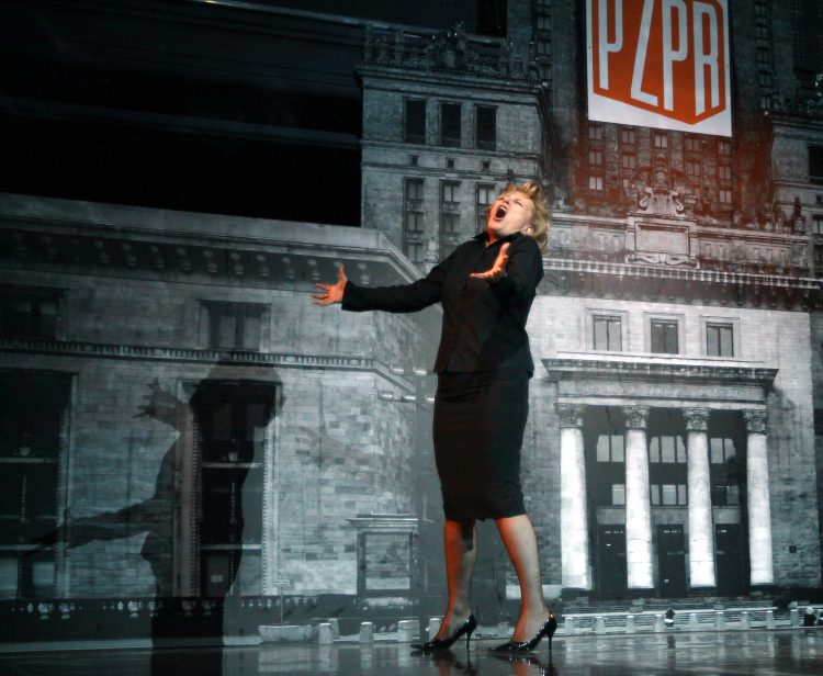 Krystyna Janda podczas pokazu dla mediów, sztuki "Biała bluzka" w reżyserii Magdy Umer w "Och-Teatrze" w 2010 r. Fot. PAP/Tomasz Gzell