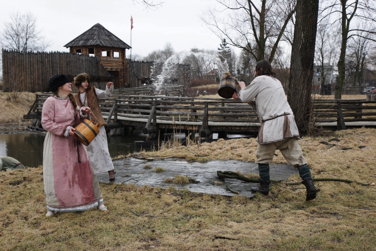 Święto Jaryły - pogański obyczaj zrekonstruowany w grodzisku piastowskim. Fot. PAP/Tomasz Wojtasik