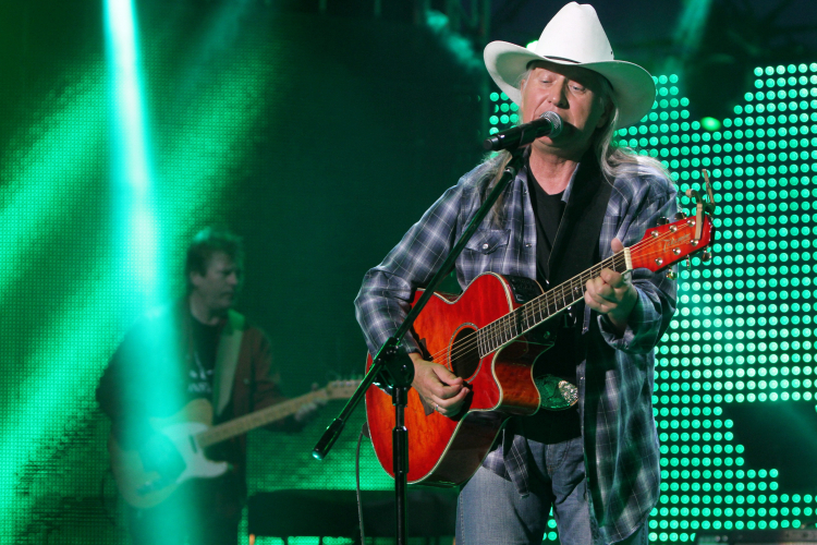 Lonstar (Michał Łuszczyński) na scenie amfiteatru w Mrągowie podczas 30. edycji Festiwalu Piknik Country. Fot. PAP/Adrian Starus 