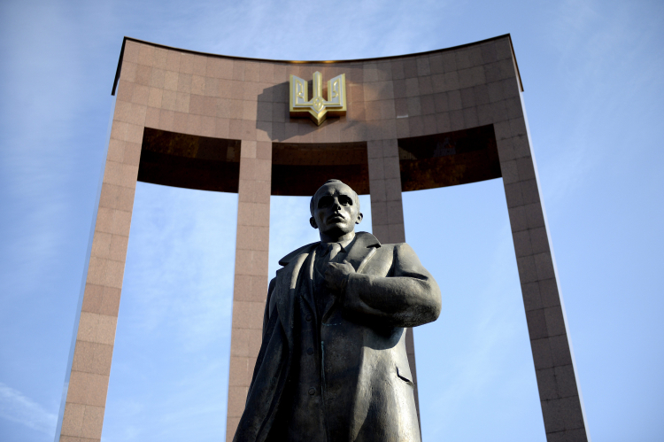 Pomnik Stepana Bandery we Lwowie na Ukrainie, 2014 r. Fot. PAP/Darek Delmanowicz