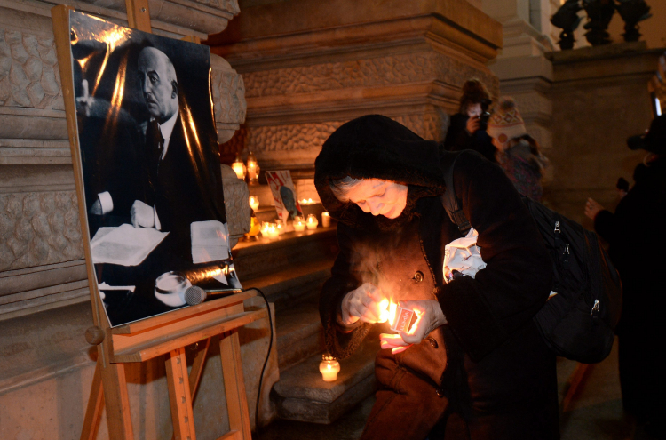Mieszkańcy zapalają znicze przed warszawską galerią Zachęta podczas uroczystości w 93. rocznicę zamachu na pierwszego prezydenta RP Gabriela Narutowicza, 2015 r. Fot. PAP/Bartłomiej Zborowski