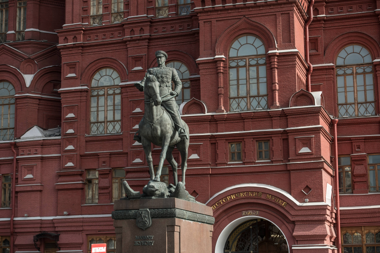 Pomnik marszałka Żukowa na Placu Czerwonym w Moskwie. Fot. PAP/Wojciech Pacewicz