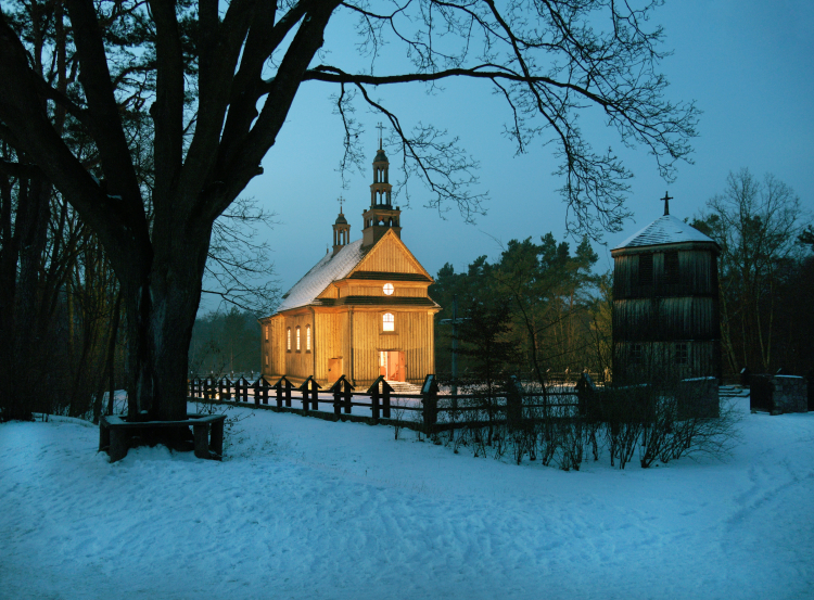 Widok na wybudowany w 1744 r. we wsi Drążdżewo, drewniany kościół Najświętszego Serca Pana Jezusa z dzwonnicą, znajdujący się w skansenie Muzeum Wsi Mazowieckiej. Fot. PAP/Afa Pixx/Zenon Żyburtowicz