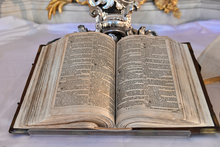 Biblia z 1720 r. w Kościele Pokoju w Świdnicy. Fot. PAP/Maciej Kulczyński