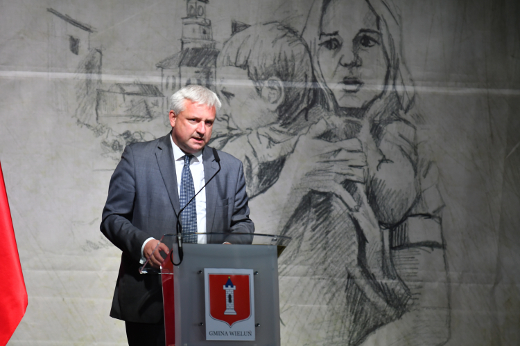 Knut Abraham przemawia podczas uroczystych obchodów 81. rocznicy wybuchu II Wojny Światowej w Wieluniu. Fot. PAP/Grzegorz Michałowski