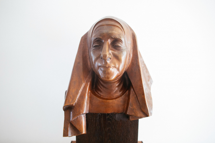 Popiersie siostry Elżbiety Róży Czackiej w Specjalnym Ośrodku Szkolno-Wychowawczy dla Dzieci Niewidomych im. Róży Czackiej w Laskach koło Warszawy. Fot. PAP/Albert Zawada 