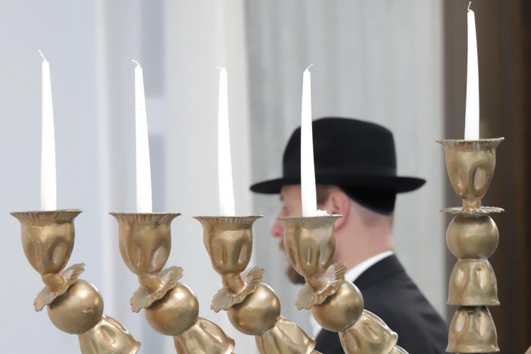Świece chanukowe. Fot. PAP/Tomasz Gzell