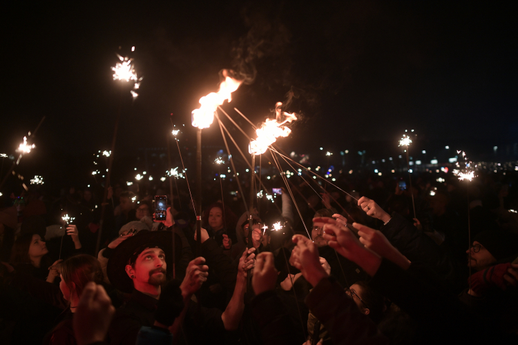 Mieszkańcy stolicy podczas "Cichego Sylwestra" na Bulwarach Pattona w Warszawie. Fot. PAP/Marcin Obara