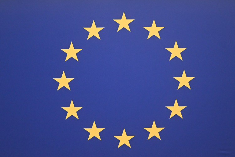 Flaga Unii Europejskiej w Strasburgu. Fot. PAP/Radek Pietruszka