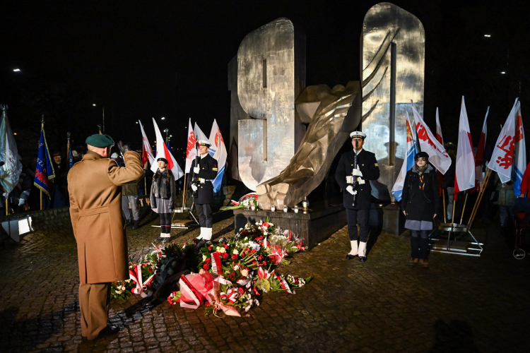 Obchody rocznicy wydarzeń Grudnia'70 przed pomnikiem Ofiar Grudnia '70 w Gdyni 17 grudnia 2024 r. Fot. PAP/Adam Warżawa 