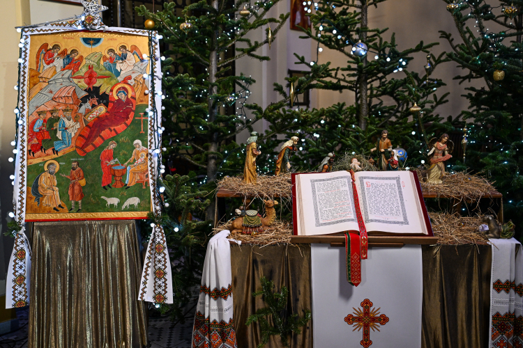 Ewangeliarz i ikona Narodzenia Pańskiego w greckokatolickim soborze w Przemyślu. Fot. PAP/Darek Delmanowicz