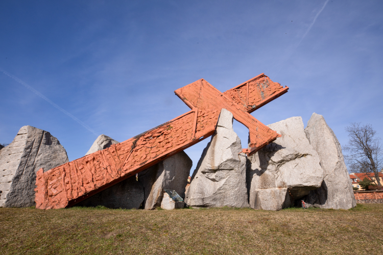Pomnik Pamięci Ofiar Lubina' 82 w Lubinie. Fot. PAP/Krzysztof Ćwik