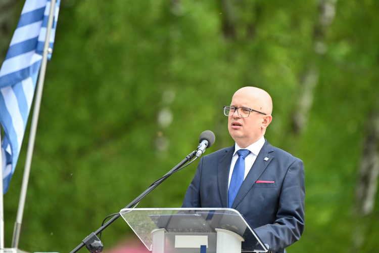 Dyrektor Muzeum Stutthof w Sztutowie Piotr Tarnowski podczas obchodów 80. rocznicy oswobodzenia KL Stutthof. Fot. PAP/Andrzej Jackowski