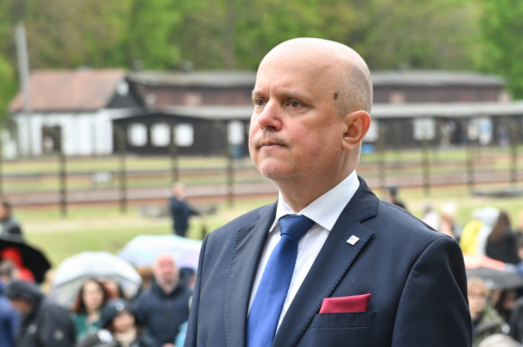 Dyrektor Muzeum Stutthof w Sztutowie Piotr Tarnowski podczas obchodów 80. rocznicy oswobodzenia KL Stutthof, 9 maja 2025 r. PAP/Andrzej Jackowski