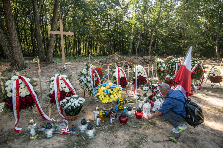 Pogrzeb ekshumowanych szczątków polskich ofiar zbrodni wołyńskiej na terenie dawnej wsi Puźniki w dzisiejszym obwodzie tarnopolskim na zachodzie Ukrainy. Fot. PAP/Vladyslav Musiienko