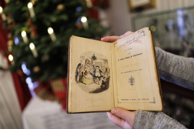 Pierwsze wydanie Opowieści wigilijnej Dicmensa. Fot. PAP/EPA/Tolga Akmen