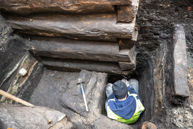 Fragment drewnianych konstrukcji z XIII wieku odkrytych na dziedzińcu Domu Mikołaja Kopernika w Toruniu. Fot. PAP/Tytus Żmijewski