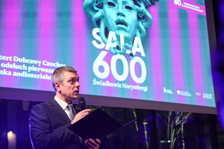 P.o. dyrektor Instytutu Pileckiego Karol Madaj na spotkaniu dotyczącym produkcji Studia Reportażu Polskiego Radia - audioserialu pt. "Sala 600. Świadkowie Norymbergi", 20 listopada 2025 r. w siedzibie Instytutu Pileckiego w Warszawie. Fot. PAP/Radek Pietruszka