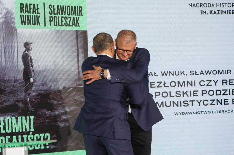 Rafał Wnuk i Sławomir Poleszak, auotrzy książki „Niezłomni czy realiści? Polskie podziemie antykomunistyczne bez patosu”, podczas gali rozdania Nagrody Historycznej m.st. Warszawy im. Kazimierza Moczarskiego w stołecznej Bibliotece Narodowej, 30 listopada 2025 r. Fot. PAP/Tomasz Gzell