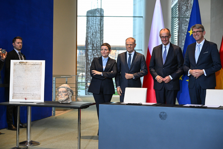 Premier Donald Tusk (3P), kanclerz Niemiec Friedrich Merz (2P), pełnomocnik rządu Federalnego Niemiec ds. kultury i mediów Wolfram Weimer (P) i minister kultury i dziedzictwa narodowego Marta Cienkowska (4P) podczas ceremonii przekazania zrabowanych w Polsce podczas wojny dóbr kultury, 1 bm. w siedzibie Urzędu Kanclerskiego w Berlinie. Fot. PAP/Radek Pietruszka