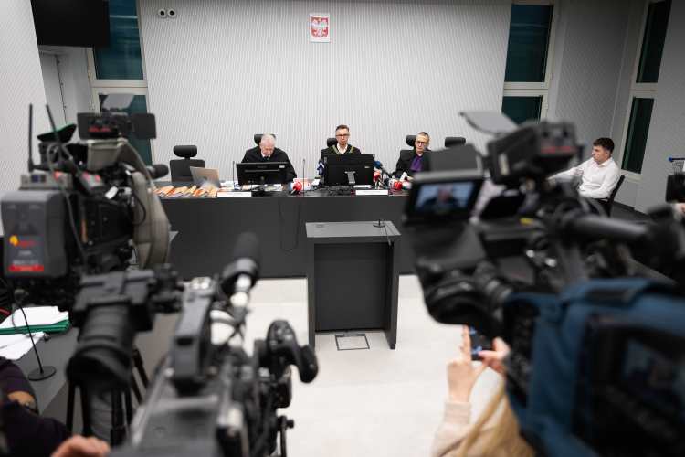 Sąd Apelacyjny w Poznaniu, sędziowie Maciej Świergosz, Henryk Komisarski i Piotr Gerke. Sąd ogłosił wyrok w sprawie Mirosława R. ps. Ryba i Dariusza L. ps. Lala, oskarżonych o uprowadzenie i pomocnictwo w zabójstwie dziennikarza Jarosława Ziętary we wrześniu 1992 roku. Fot. PAP/Jakub Kaczmarczyk