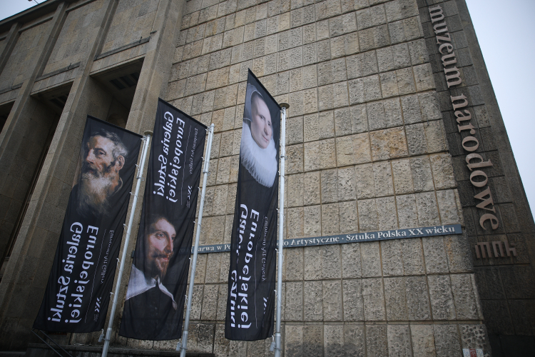 Banery Galerii Sztuki Europejskiej przed gmachem głównym Muzeum Narodowego w Krakowie. Fot. PAP/Łukasz Gągulski