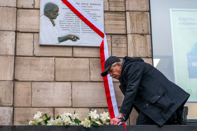 Uroczystość odsłonięcia tablicy pamięci Jerzego Giedroycia na ulicy jego imienia w Kijowie. Fot. PAP/Vladyslav Musiienko