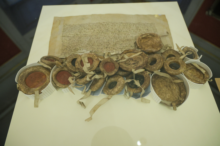 Jeden ze zwróconych Polsce dokumentów skradzionych w czasie wojny prze Niemców. Fot. PAP/Rafał Guz 