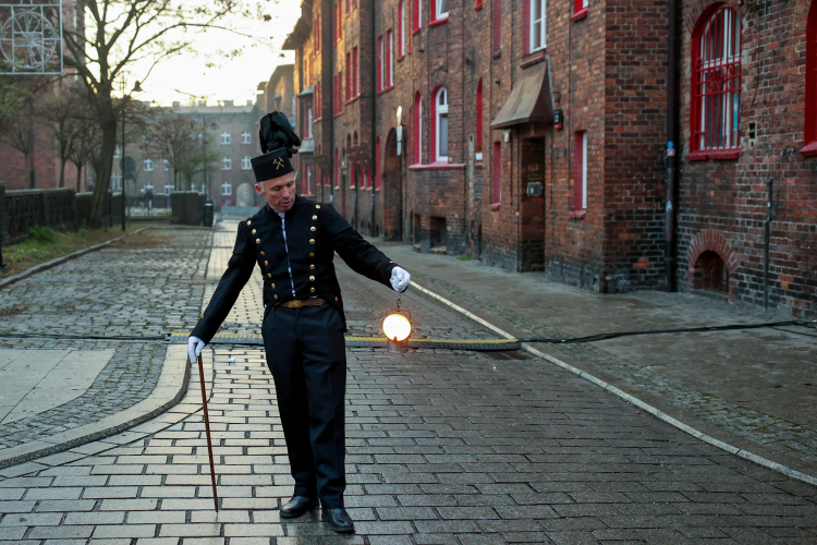 Barbórka na osiedlu Nikiszowiec w Katowicach, górnik w starym mundurze galowym. Fot. PAP/Jarek Praszkiewicz 