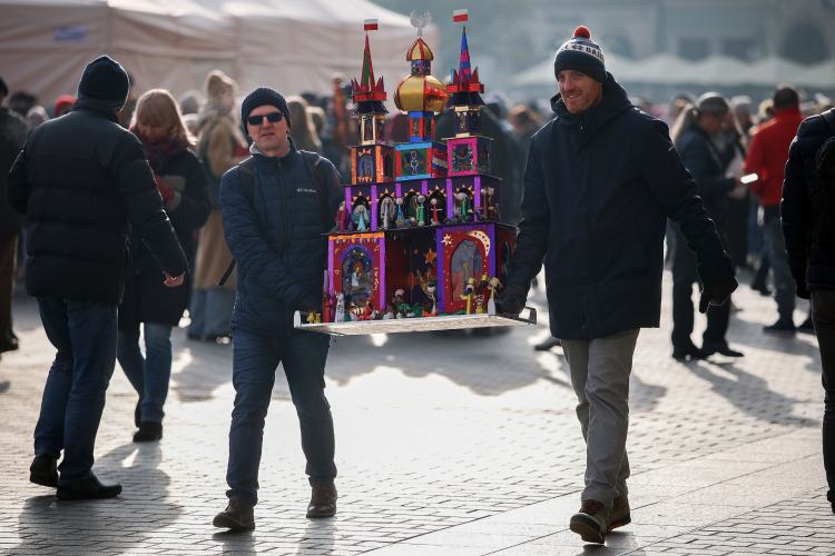 Prezentacja szopek na Rynku Głównym w Krakowie w ramach 83. edycji Konkursu Szopek Krakowskich. Szopkarze przynoszą swoje prace na krakowski Rynek Główny co roku w pierwszy czwartek grudnia. Fot. PAP/Łukasz Gągulski