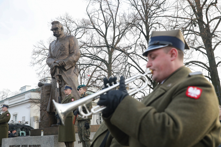 Uroczystość złożenia kwiatów w 158. rocznicę urodzin marszałka Józefa Piłsudskiego przed pomnikiem Marszałka przy Belwederze w Warszawie, 5 grudnia 2025 r. Fot. PAP/Tomasz Gzell