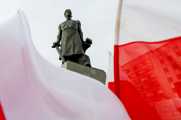 Uroczystość odsłonięcia po renowacji Pomnika Powstańca Śląskiego na placu Powstańców Śląskich w Chorzowie. Fot. PAP/Art Service