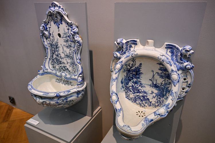 Wystawa „Tam gdzie król chodził piechotą”, prezentująca naczynia toaletowe – nocniki, muszle klozetowe, baseny i kaczki w Pałacu Królewskim we Wrocławiu. Fot. PAP/Maciej Kulczyński