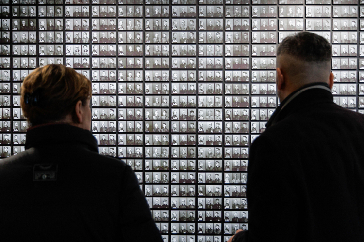 Prezentacja w Muzeum Auschwitz w Oświęcimiu pierwszej z trzech części nowej wystawy głównej „Auschwitz – doświadczenia więźniów obozu”, 11 grudnia 2025 r. Fot. PAP/Art Service