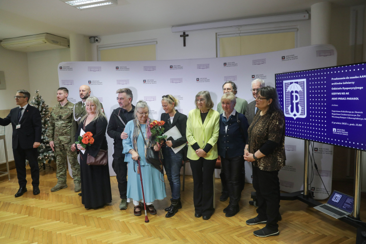 Dyrektor AAN Mariusz Olczak (z lewej) i darczyńcy: Ewa Dutkiewicz (czwarta od lewej), Barbara Magalska (szósta od lewej) i Zofia Ustaborowicz-Sobiepanek (z prawej) podczas przekazania archiwów żołnierzy batalionu AK „Parasol” do zasobu Archiwum Akt Nowych. Fot. PAP/Tomasz Gzell