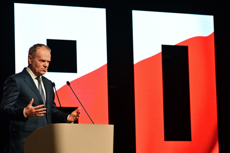 Premier Donald Tusk podczas spotkania ph. „Tu jest Polska” w Centrum Nauki, Kultury i Sztuki Stara Kopalnia w Wałbrzychu. Wydarzenie zorganizowano w ramach centralnych obchodów 80. rocznicy włączenia Ziem Zachodnich i Północnych do Rzeczypospolitej Polskiej. Fot. PAP/Maciej Kulczyński