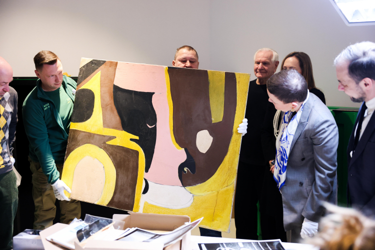 Minister kultury i dziedzictwa narodowego Marta Cienkowska (2P) na konferencji prasowej dotyczącej przekazania części archiwum Richarda Demarco do zbiorów Muzeum Sztuki w siedzibie placówki w Łodzi. Fot. PAP/Marian Zubrzycki