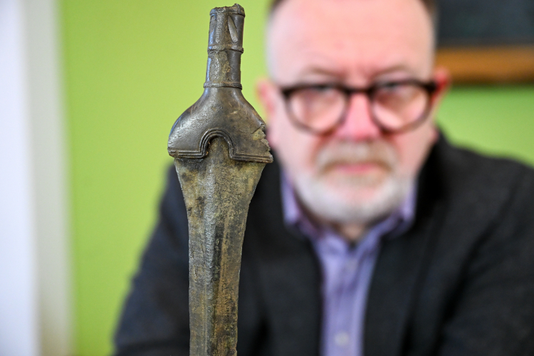 Miecz mający ok. 3000 lat, prezentowany w siedzibie Muzeum Regionalnego w Szczecinku. Placówka wzbogaciła się o znaleziska, odkryte w trakcie prac archeologicznych w okolicy miejscowości Grzmiąca. Fot. PAP/Piotr Kowala