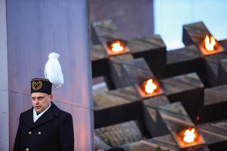 Uroczystości przed pomnikiem poległych górników KWK „Wujek” w Katowicach w 44. rocznicę pacyfikacji kopalni. Fot. PAP/Jarek Praszkiewicz