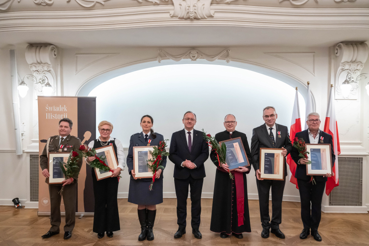 Zastępca prezesa IPN dr hab. Karol Polejowski (C) i nagrodzeni: ppłk. Tomasz Ogrodniczuk (L), Hanna Grzelczyk (2L), por. Natalia Górska (3L), ks. dr Michał Sołomieniuk (3P), prof. Filip Kaczmarek (2P) i Dariusz Jankowski (P) podczas Gali XVI edycji Nagrody Honorowej Prezesa IPN „Świadek Historii” w Poznańskim Bazarze. Fot. PAP/Jakub Kaczmarczyk