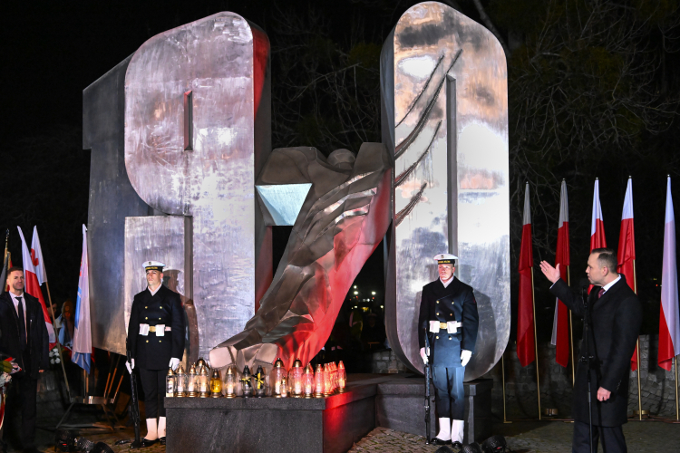 55. rocznica czarnego czwartku w grudniu 1970 r. Prezydent RP Karol Nawrocki (P) przemawia podczas uroczystości przed pomnikiem Ofiar Grudnia 1970 w Gdyni. Fot. PAP/Andrzej Jackowski