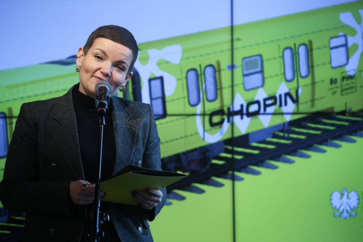 Minister kultury i dziedzictwa narodowego Marta Cienkowska opowiada o akcji „PWM w ruchu. Pociąg Wypełniony Muzyką”. Fot. PAP/Leszek Szymański