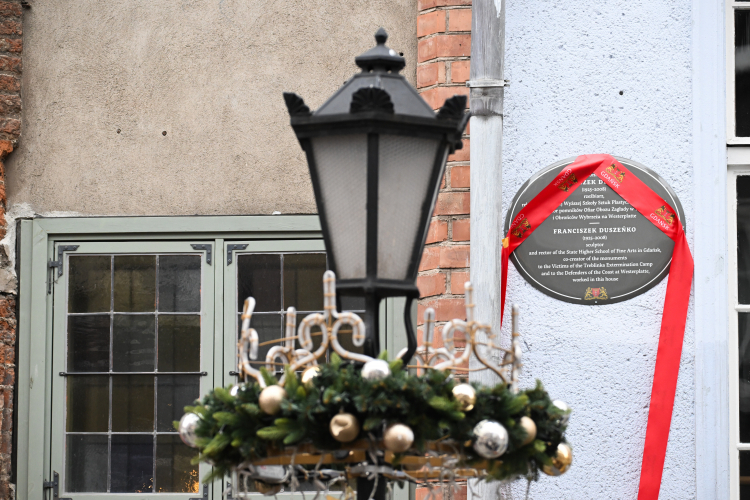 Tablica upamiętniająca pracownię prof. Franciszka Duszeńki przy ul. Chlebnickiej 11/12 w Gdańsku. Fot. PAP/Andrzej Jackowski 