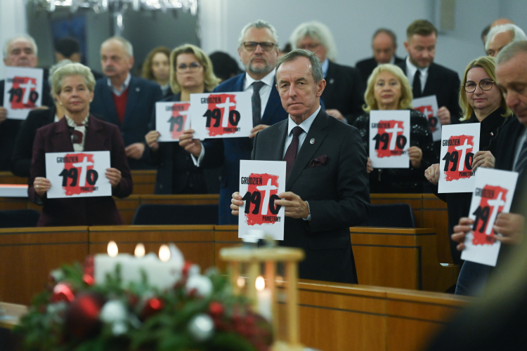 Senat podjął przez aklamację uchwałę w 55. rocznicę Wydarzeń Grudniowych. (ad) PAP/Piotr Nowak