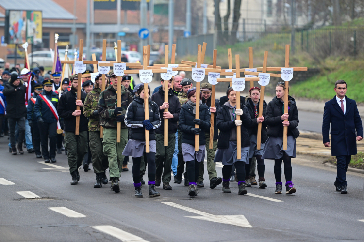 Uczestnicy uroczystości upamiętniających ofiary szczecińskiego Grudnia '70 podczas przemarszu sprzed bramy Stoczni Szczecińskiej pod pomnik Anioła Wolności na pl. Solidarności. Fot. PAP/Marcin Bielecki 
