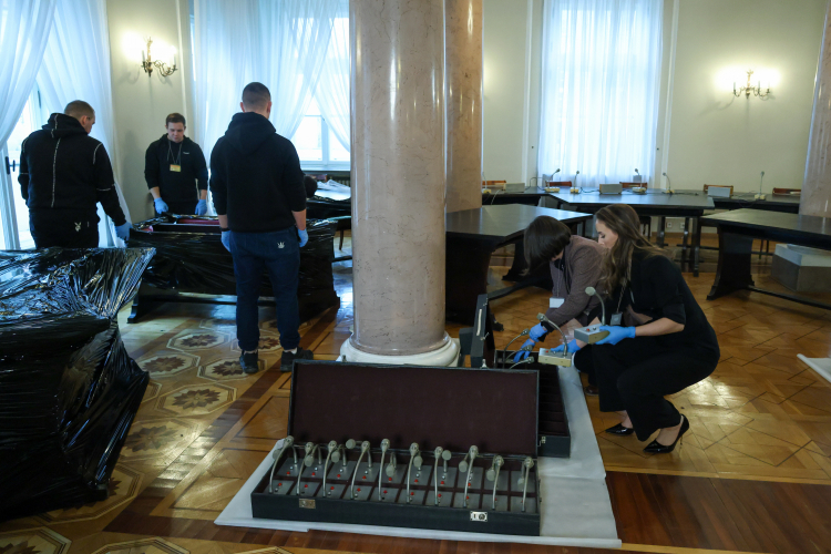 Demontaż okrągłego stołu w Pałacu Prezydenckim w Warszawie. Fot. PAP/Albert Zawada