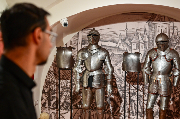 Nowa ekspozycja prezentuje ponad 80 militariów z XIV-XVIII w. z Pomorza i zachodu Europy. Fot. PAP/Marcin Bielecki 